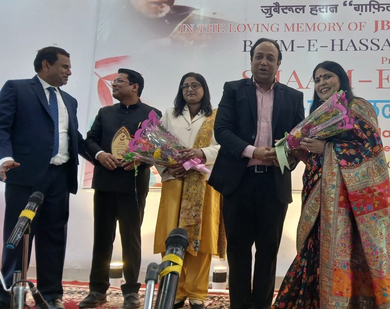 किसी से बात करना बोलना अच्छा नहीं लगता, तुम्हें देखा है जब से दूसरा अच्छा नहीं लगता