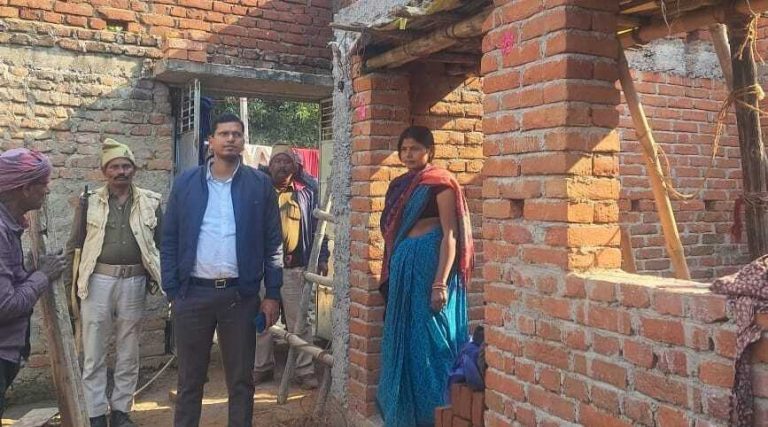 बीडीओ ने की आवास योजना की जांच, जल्द मकान निर्माण करने का दिया निर्देश