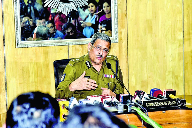 सोशल मीडिया में विवादित कमेंट करने से बचें पुलिसकर्मी : सीपी