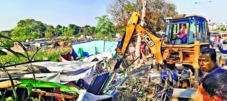 Ranchi News : एचइसी की जमीन से हटाया गया अतिक्रमण