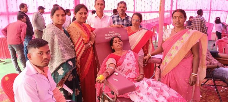 East Singhbhum : धालभूमगढ़ में कुड़मी संस्कृति विकास समिति के शिविर में 58 महिलाएं समेत 917 लोगों ने किया रक्तदान