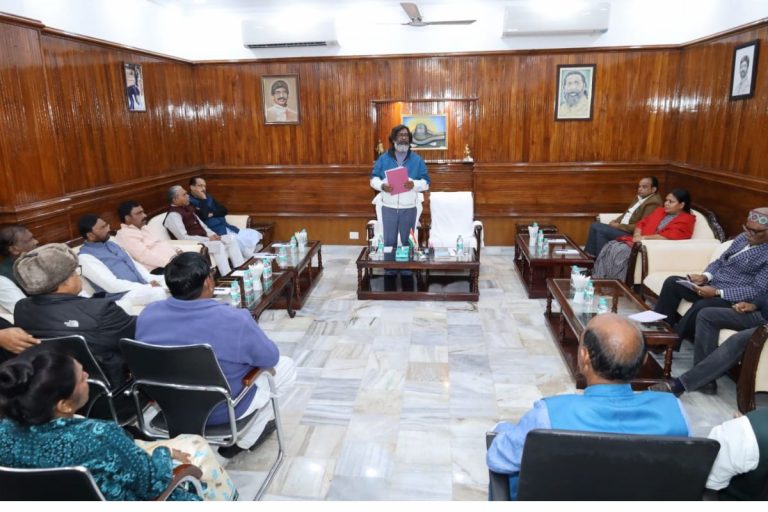 झारखंड विधानसभा सत्र में विपक्ष को घेरने की बनी रणनीति, सीएम हेमंत सोरेन बैठक में विधायकों से क्या बोले?