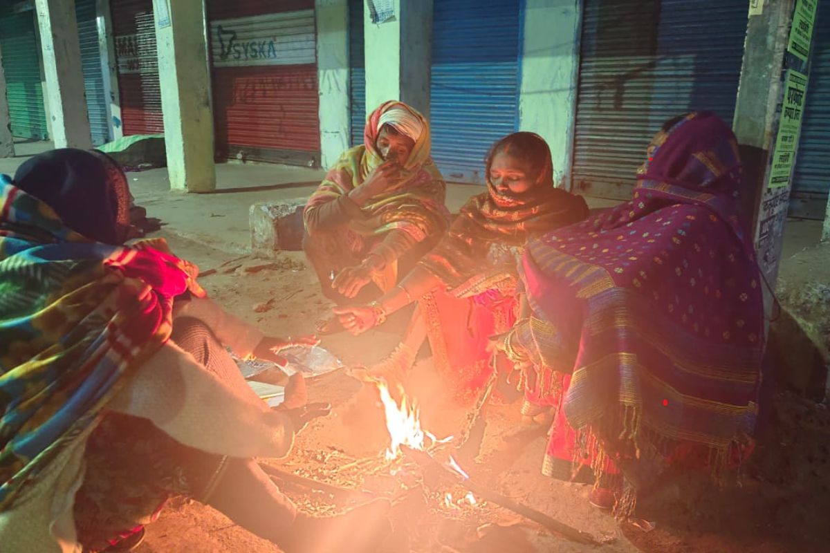 Jharkhand Weather: ठंड से बचाव के लिए अलाव तापते लोग