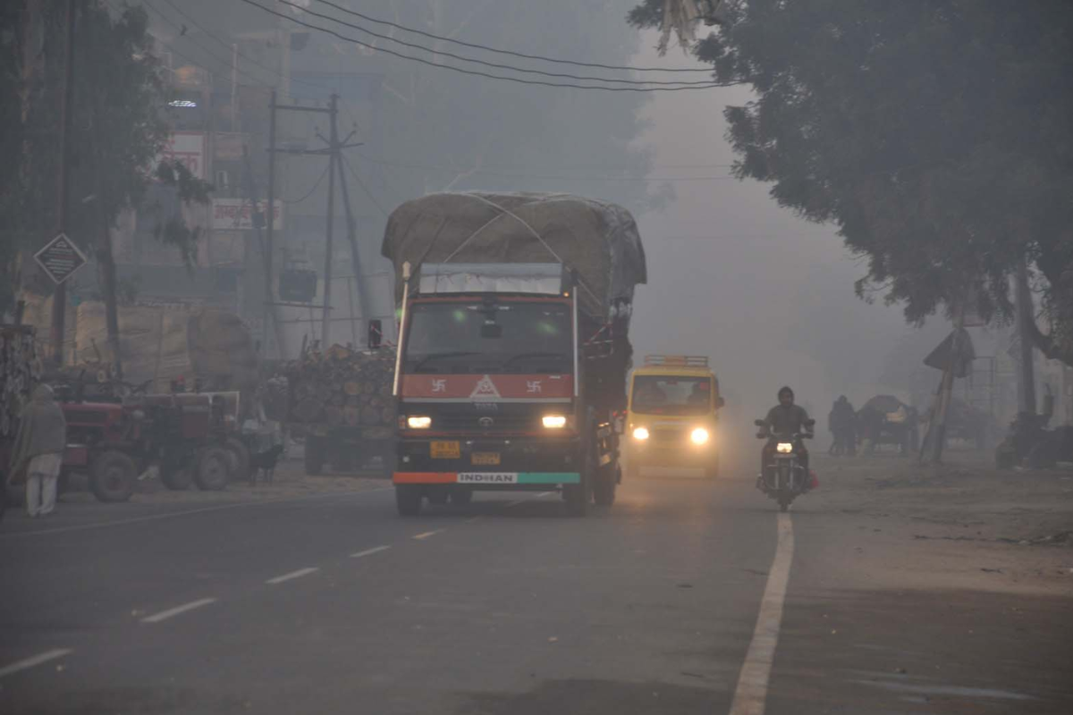सुबह के वक्त छाया घना कोहरा