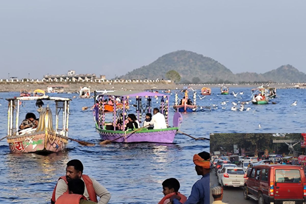 पतरातू डैम में नौका विहार का आनंद लेते पर्यटक और जाम में फंसीं गाड़ियां