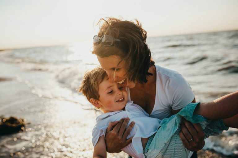 Parenting Tips: इन मामलों में बेटे सिर्फ लेते हैं मां की मदद, पिता की नहीं पड़ती जरूरत