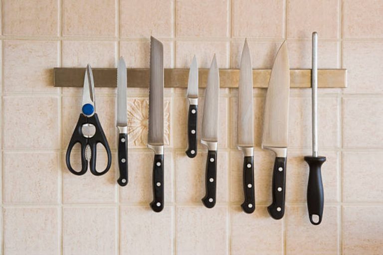 Vastu Tips For Kitchen : भूल-चूक से भी रसोईघर में उल्टी ना रखें इन चीजों को, नहीं तो भुगतनी पड़ेगी सजा
