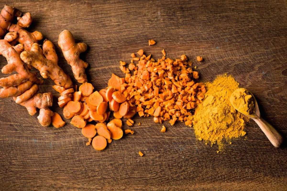 Raw Turmeric Benefits Precautions Before Eating:  कच्ची हल्दी खाने से पहले ध्यान में रखें ये बातें