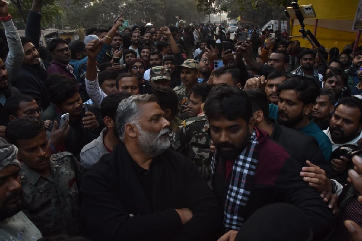 धरनास्थल पर पहुंचे पप्पू यादव