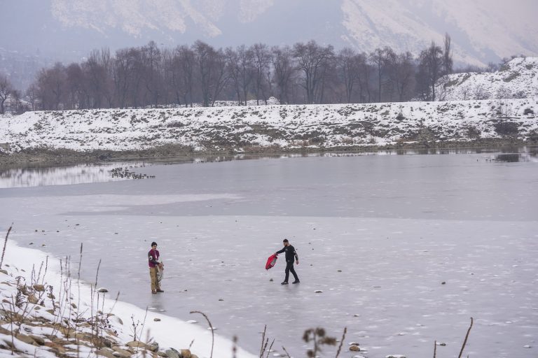 Snowfall: पहाड़ों में जारी है बर्फबारी, मैदानी इलाकों में गिरेगा पारा! Photos