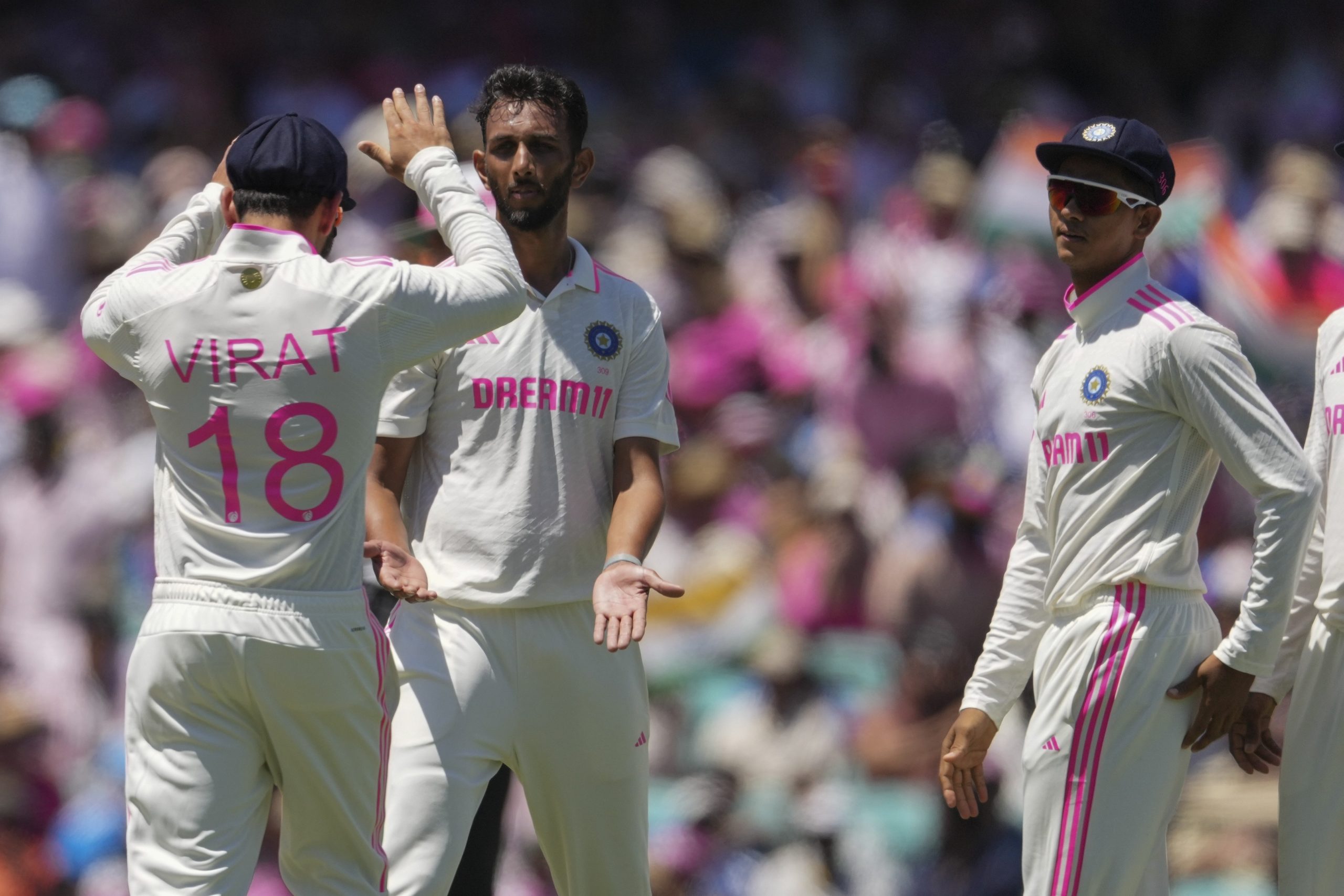 IND vs AUS: Virat Kohli with Teammates Day 3