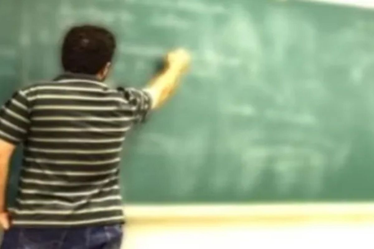 स्कूल में पढ़ाते शिक्षक, सांकेतिक तस्वीर
