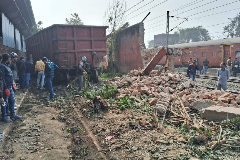 बिहार में टला बड़ा रेल हादसा, कई ट्रेनों का परिचालन ठप, यात्रियों में अफरा-तफरी