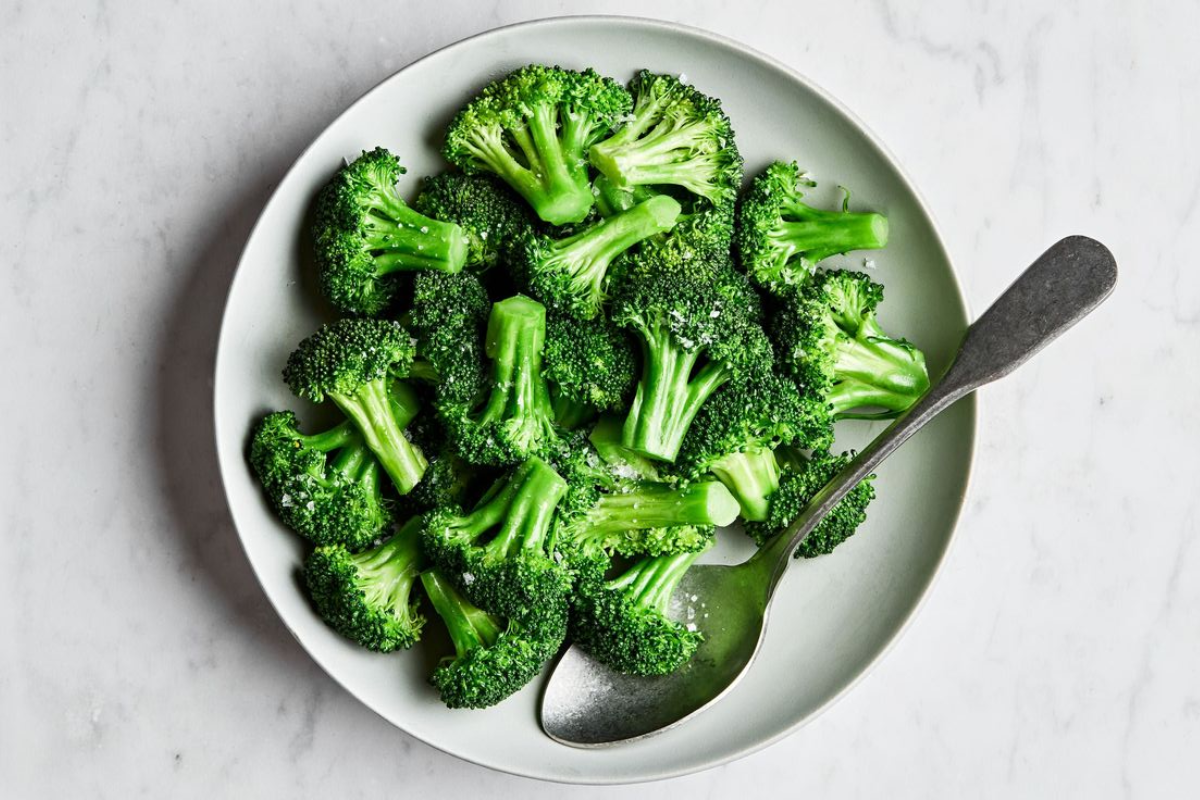 Right way to eat Broccoli: ब्रोकली को खाने का सबसे सही तरीका जानें: सेहतमंद जीवनशैली के लिए अपनाएं ये टिप्स