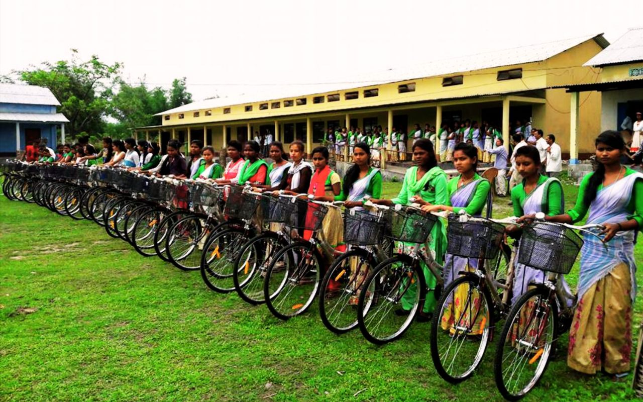 Hemant Soren Gift Bicycle To Students
