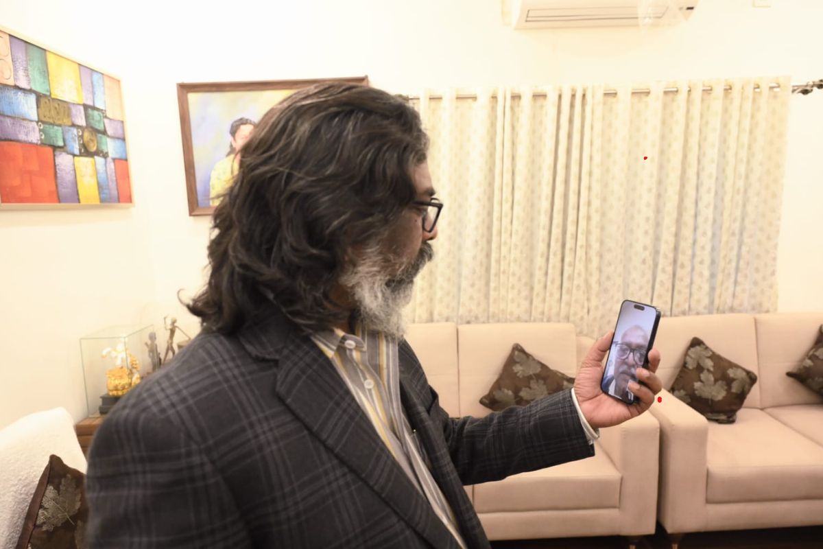 धनबाद हिंसक झड़प में घायल एसडीपीओ के पिता से वीडियो कॉल पर बात करते सीएम हेमंत सोरेन