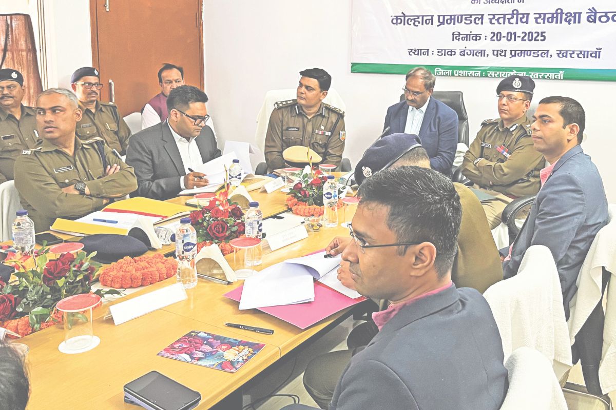 अफीम की खेती पर रोक लगाने के लिए खरसावां में अधिकारियों के साथ बैठक करते कोल्हान आयुक्त हरि कुमार केशरी