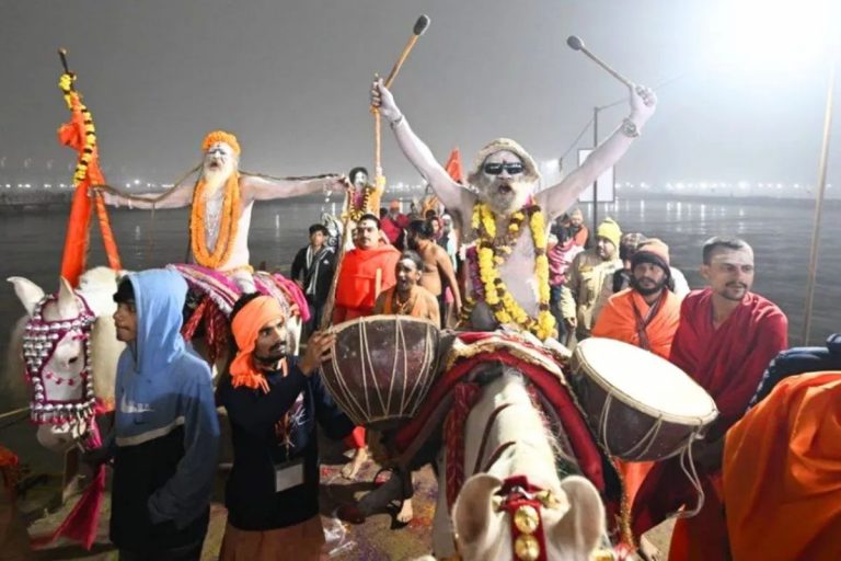 Maha Kumbh 2025: मकर संक्रांति पर महानिर्वाणी और अटल अखाड़े ने किया सबसे पहला अमृत स्नान