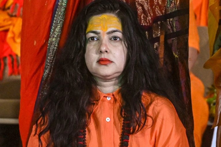 ममता कुलकर्णी ने किया मंत्र उच्चारण, सुनकर चौंक जाएंगे आप, देखें Video