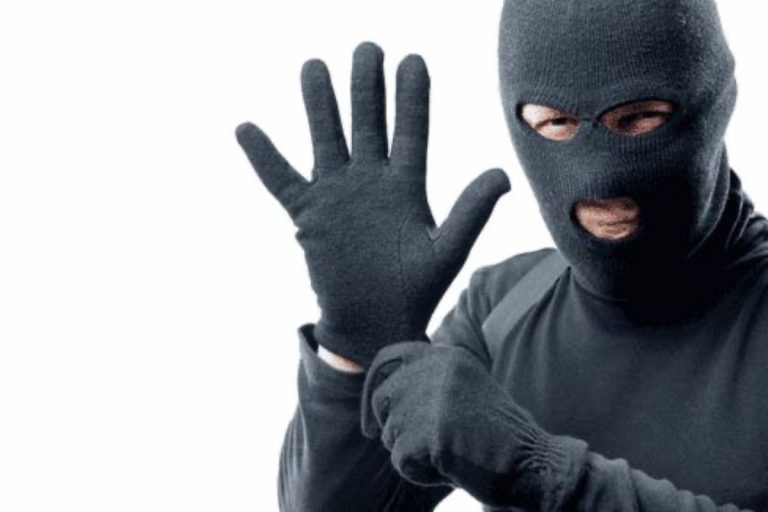रिटायर्ड नेवी अफसर के घर में चोरों ने मचाया तहलका, 25 लाख की संपत्ति लूट ली