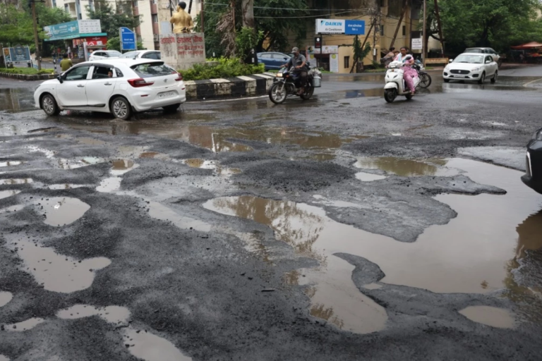 Muzaffarpur News: खुशखबरी! शहर की इन चार जर्जर सड़कों का होगा निर्माण, लोगों को लंबे समय से था इंतजार