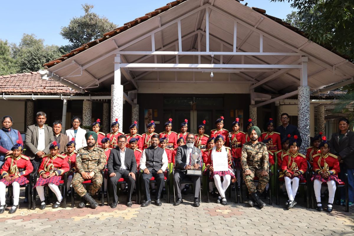 सीएम हेमंत सोरेन के साथ नेशनल स्कूल बैंड कॉम्पीटीशन की चैंपियन टीम