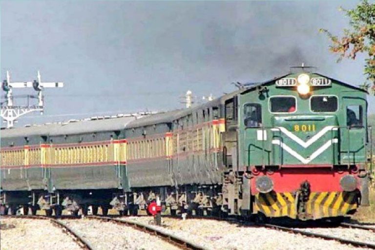 पाकिस्तान में 6 साल से खड़ी है भारत की रेलगाड़ी, इसके पीछे का राज जानकर चौंक जाएंगे आप