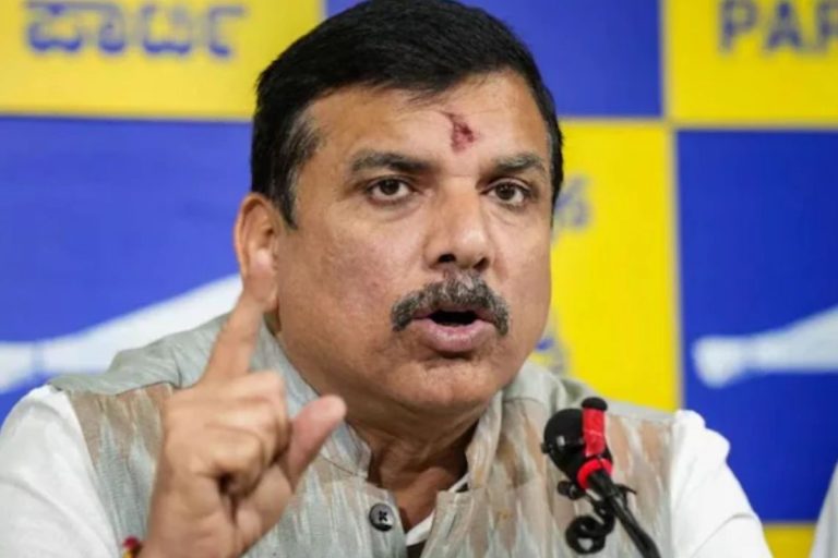 दिल्ली मुख्यमंत्री आवास के बाहर धरने पर बैठे  संजय सिंह और सौरभ भारद्वाज, भाजपा ने जारी किया बंगले का वीडियो