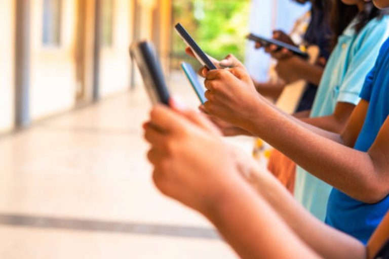 Social Media: इंसान के जीवन पर हावी हो रहा सोशल मीडिया, चुपके से कर रहा बीमार