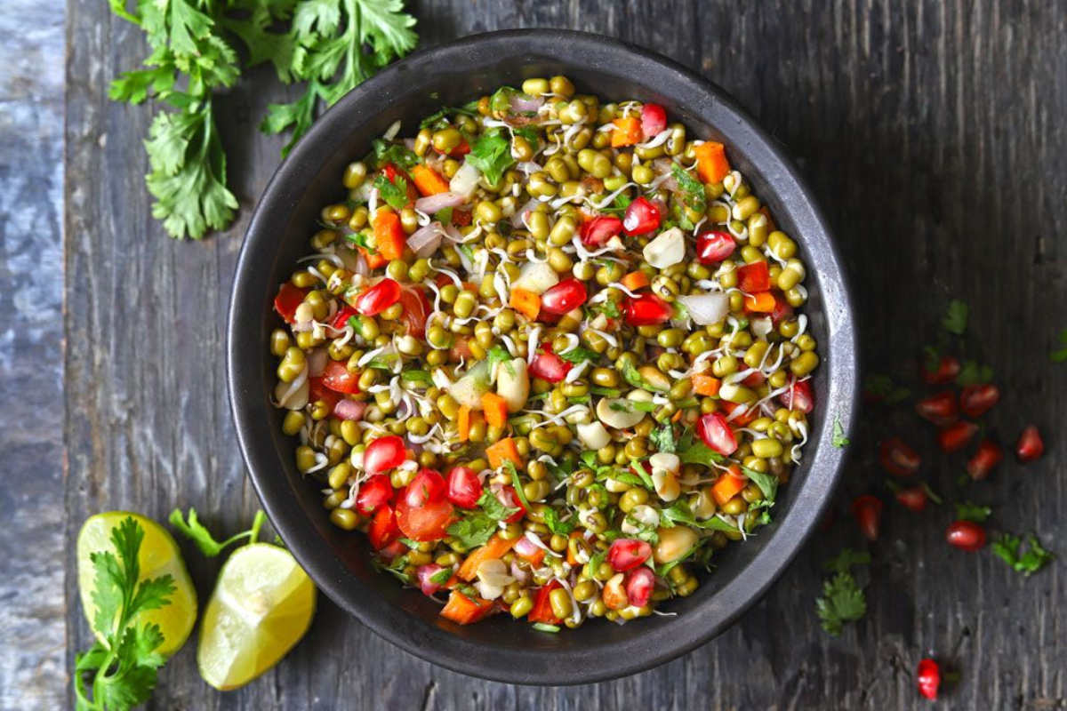 Healthy Sprouts Tips: सिर्फ चने और मूंग खा कर हो गए हैं बोर? तो स्प्राउट्स में मिलाएं ये चीज़ें
