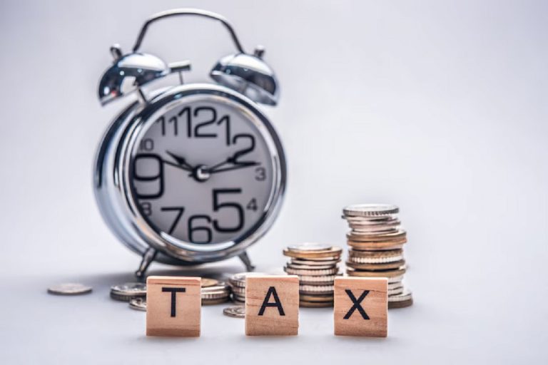 Tax: आपके लिए पुरानी कर व्यवस्था फायदेमंद है या न्यू टैक्स रीजीम, किसमें मिलेगी सबसे अधिक छूट