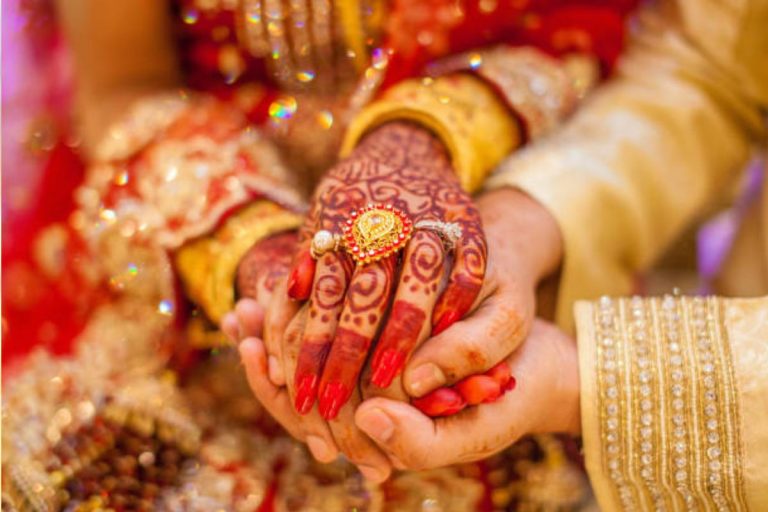 Vastu Tips: इन चीजों को संभालकर रखें सुहागिन महिलाएं, किसी के साथ न करें शेयर