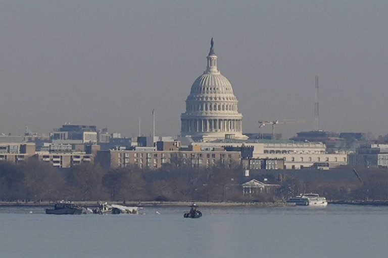 Washington DC Plane Crashes : विमान और हेलीकॉप्टर की टक्कर में कोई जिंदा नहीं बचा
