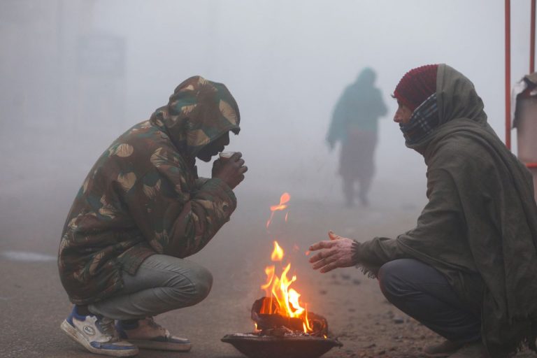 Weather: 12 जनवरी तक उत्तर प्रदेश सहित इन राज्यों में भीषण ठंड, ‘चिल्ला-ए-कलां’ की चपेट में कश्मीर