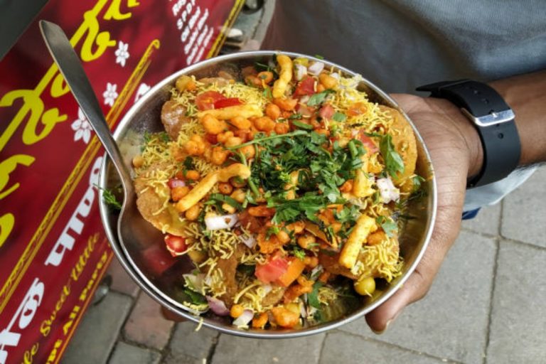 Packet Chips Bhel Puri Recipe: अब घर पर मिनटों में बनाए पैकेट चिप्स से मजेदार चटपटी भेलपुरी 