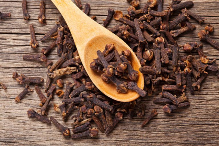 Health Tips: क्यों आपको हर रात सोने से पहले चबाने चाहिए दो लौंग? जानें कमाल के फायदे