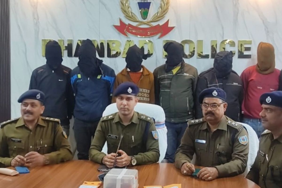 गिरफ्तारी की जानकारी देते पुलिस पदाधिकारी