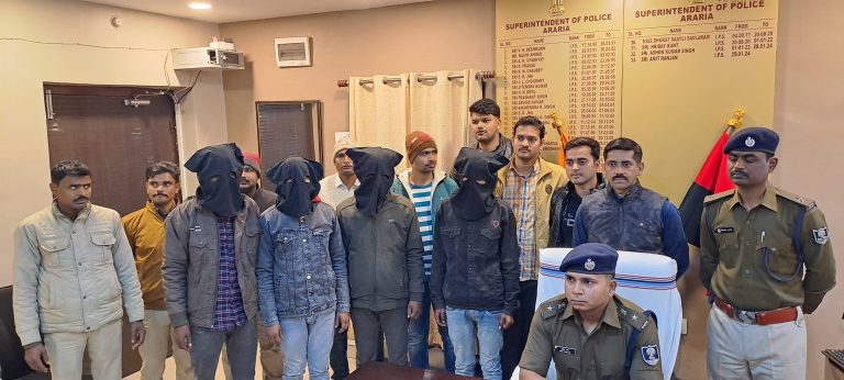 दो देसी पिस्टल, दो मैग्जीन, चार कारतूस, 30 हजार रुपये सहित पांच अपराधी गिरफ्तार