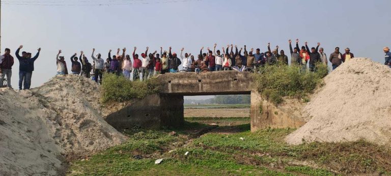 Katihar news : आरसीसी कल्वर्ट का मार्ग अवरुद्ध करने पर ग्रामीणों में आक्रोश