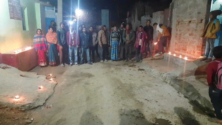 दीप जलाकर व हवन कर बलिया के लोगों ने अनोखे अंदाज में नये साल का किया स्वागत