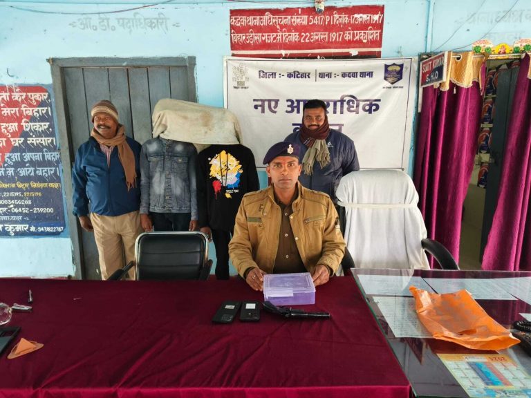 वाहन चेकिंग के क्रम में पुलिस ने दो को कट्टा के साथ किया गिरफ्तार