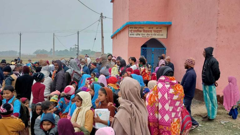 योगदान करने पहुंचे शिक्षक को ग्रामीणों ने विद्यालय में प्रवेश से रोका, विद्यालय में की तालाबंदी