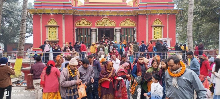 भक्ति और श्रद्धा के साथ मना हैप्पी न्यू ईयर, मंदिर और गिरिजाघर रहे गुलजार