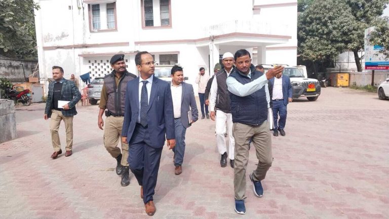 समय पर कार्यस्थल पहुंचकर जिम्मेदारी से काम करें अधिकारी व कर्मी : डीएम
