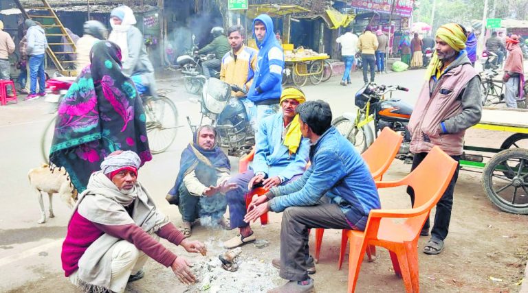 Gopalganj News  : सूर्यदेव पर तीन दिनों से बादलों का कब्जा, बर्फीली हवा से कांपे लाेग