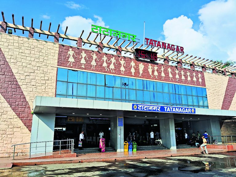 Jamshedpur news. नये टाइम टेबुल के कारण परेशान रहे यात्री, सूचना को लेकर मची रही अफरा-तफरी