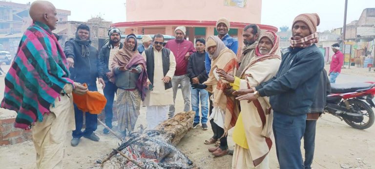 चौक-चौराहे जलाया गया अलाव