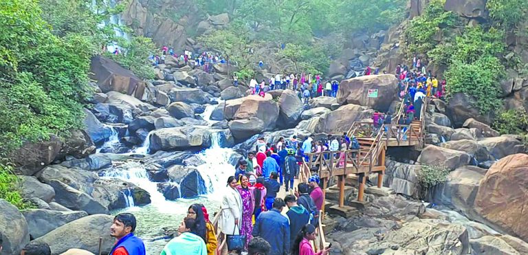 Weather News : कड़ाके की ठंड, 13 जिलों का न्यूनतम तापमान 10 से नीचे