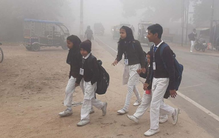 सर्दी में ठिठुर रही जिंदगी, सार्वजनिक स्थलों पर महसूस की जा रही अलाव की जरूरत