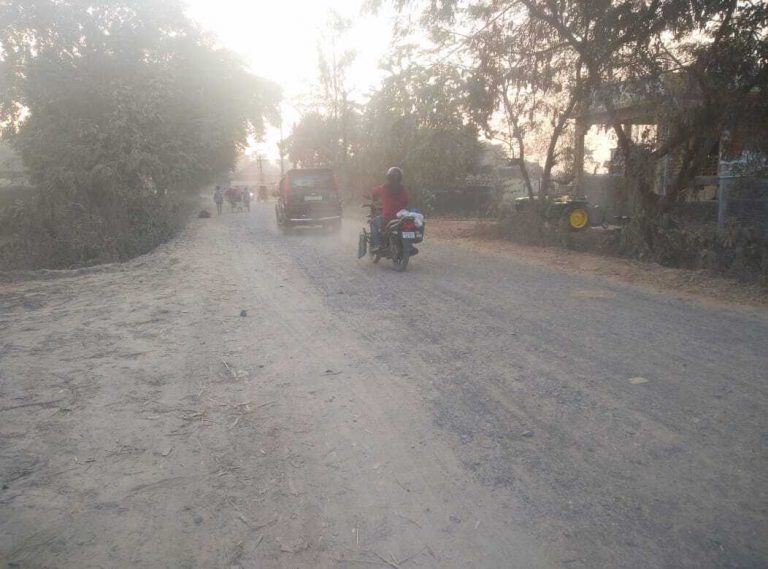 संवेदक की लापरवाही, धूल-कण से हो रही आमजनों को परेशानी